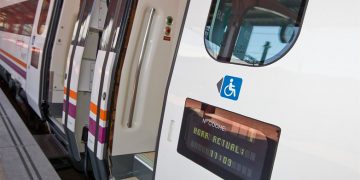 Uns 50 viatgers arriben tard a Barcelona en el primer tren Avant des de Tortosa