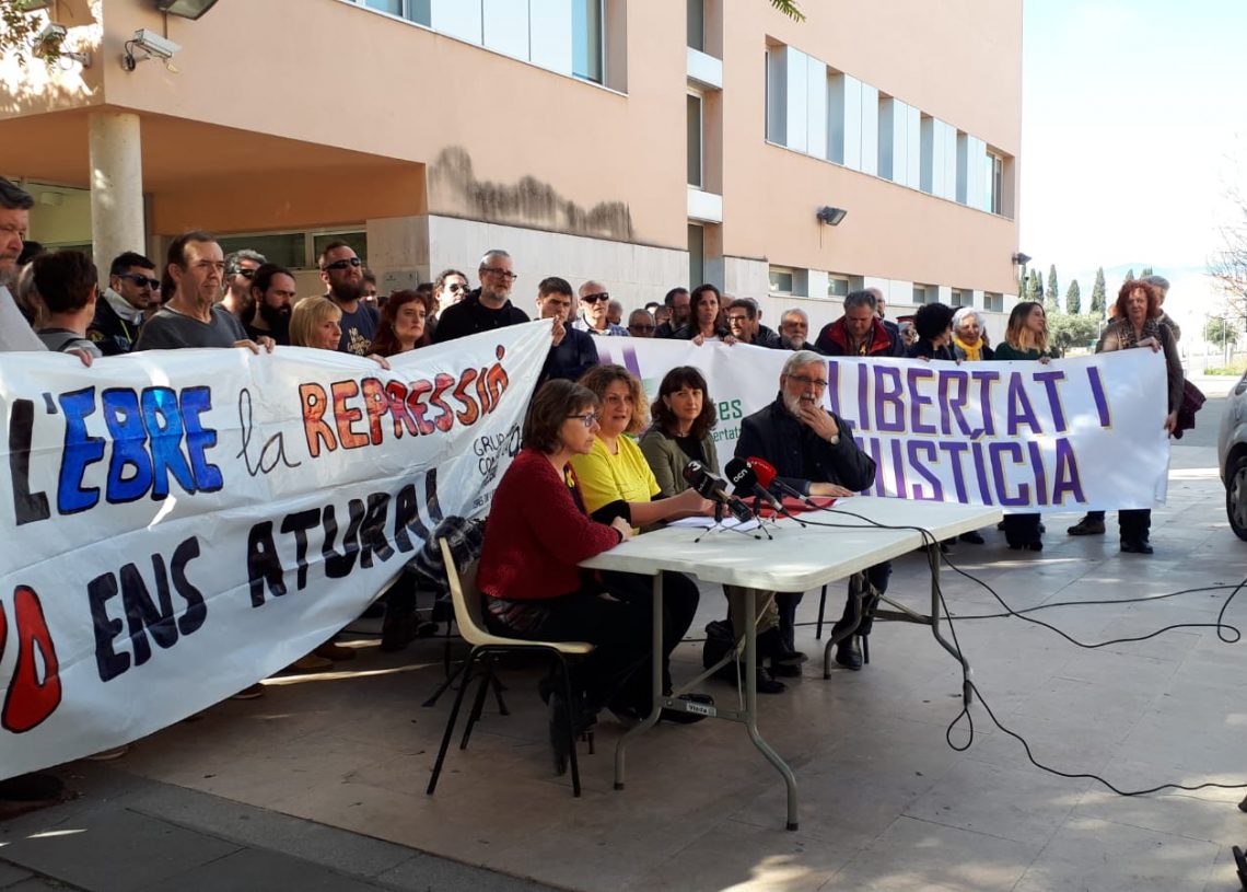 Denuncien el fort desplegament policial al vermut solidari del Grup de Suport contra la Repressió