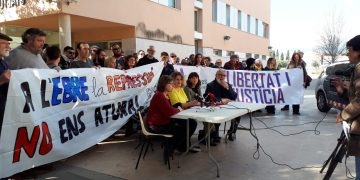 Denuncien el fort desplegament policial al vermut solidari del Grup de Suport contra la Repressió