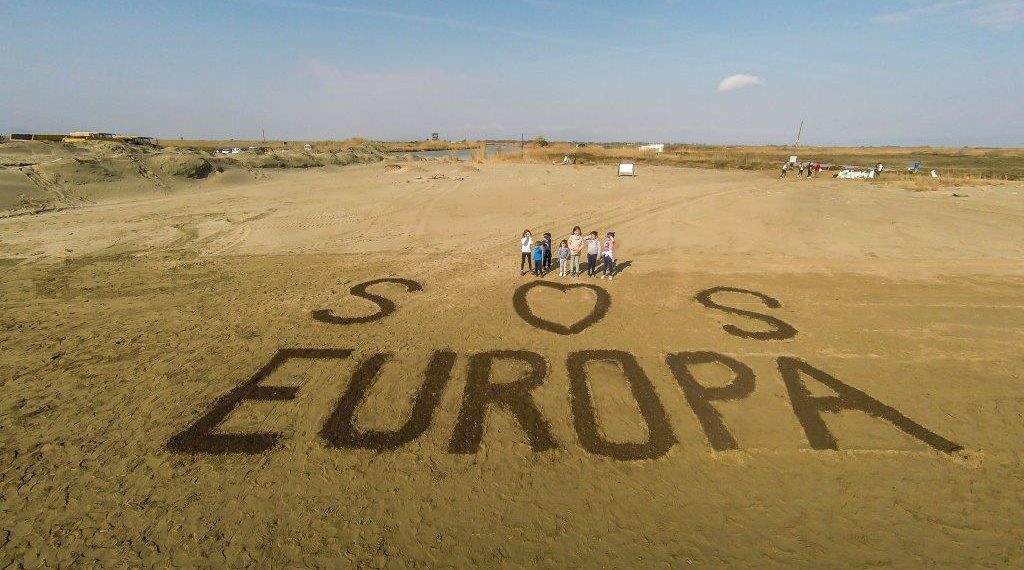 [#Fotogaleria] ‘SOS Europa’ dels xiquets i xiquetes a les platges de Buda i Migjorn