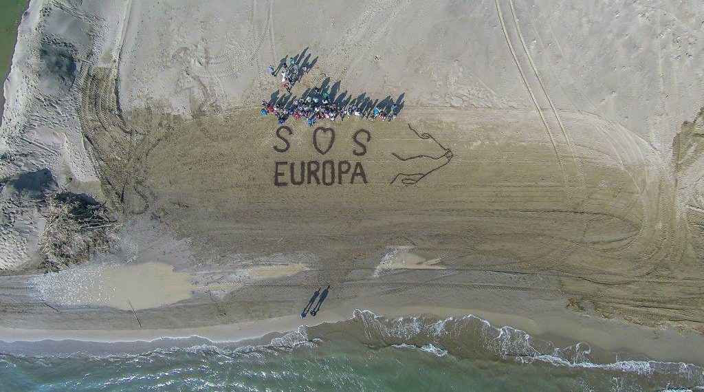 [#Fotogaleria] ‘SOS Europa’ dels xiquets i xiquetes a les platges de Buda i Migjorn