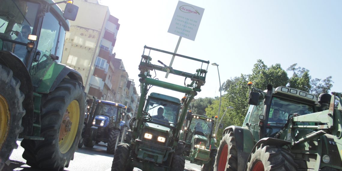 [#Fotogaleria] Així ha sigut la tractorada dels pagesos a Tortosa per uns preus justos