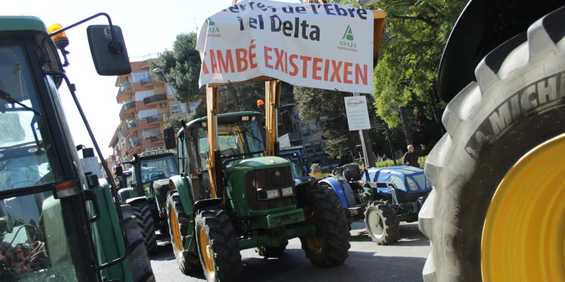 [#Fotogaleria] Així ha sigut la tractorada dels pagesos a Tortosa per uns preus justos