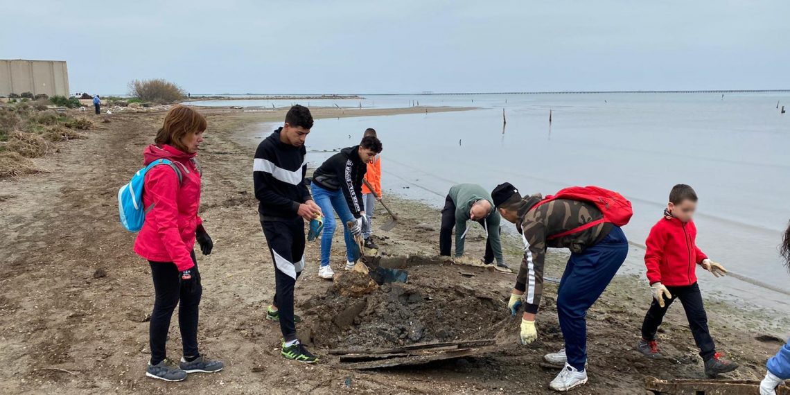[#Fotogaleria] Voluntaris recullen 10 tones de brossa de les platges de la badia dels Alfacs