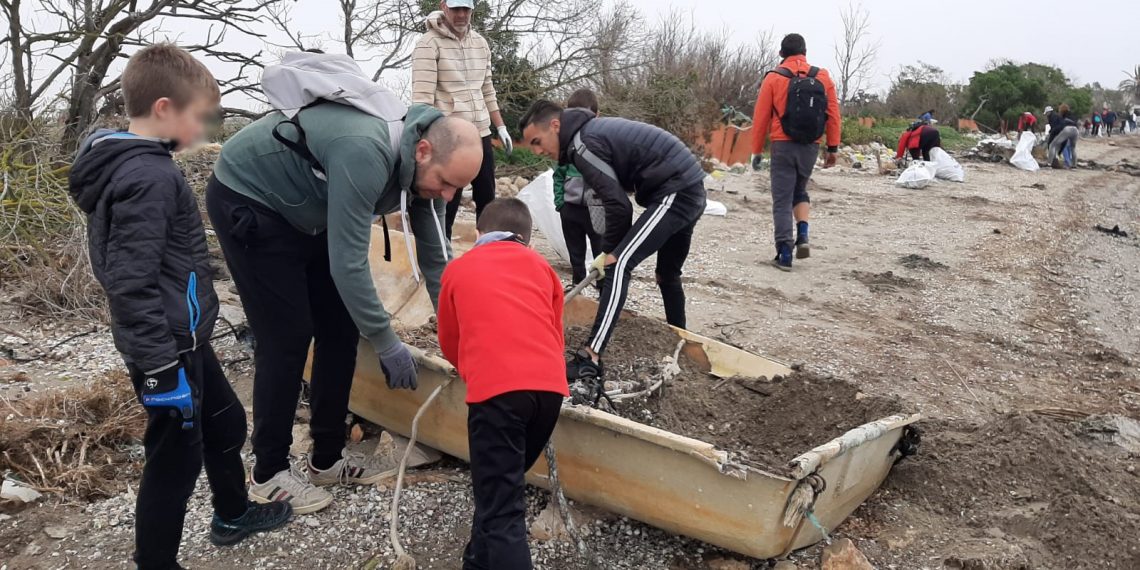 [#Fotogaleria] Voluntaris recullen 10 tones de brossa de les platges de la badia dels Alfacs