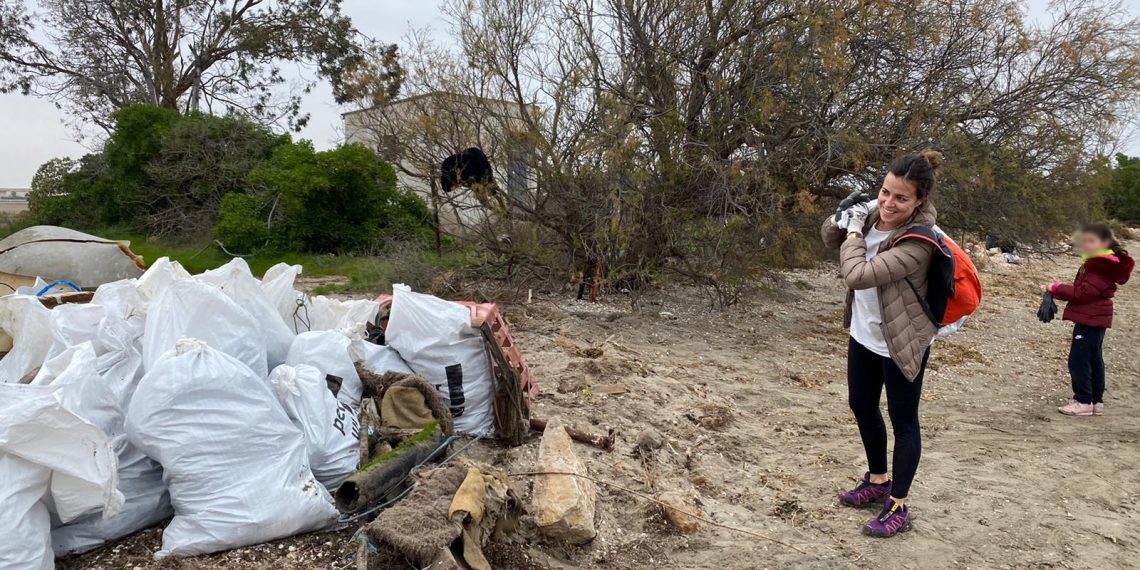[#Fotogaleria] Voluntaris recullen 10 tones de brossa de les platges de la badia dels Alfacs