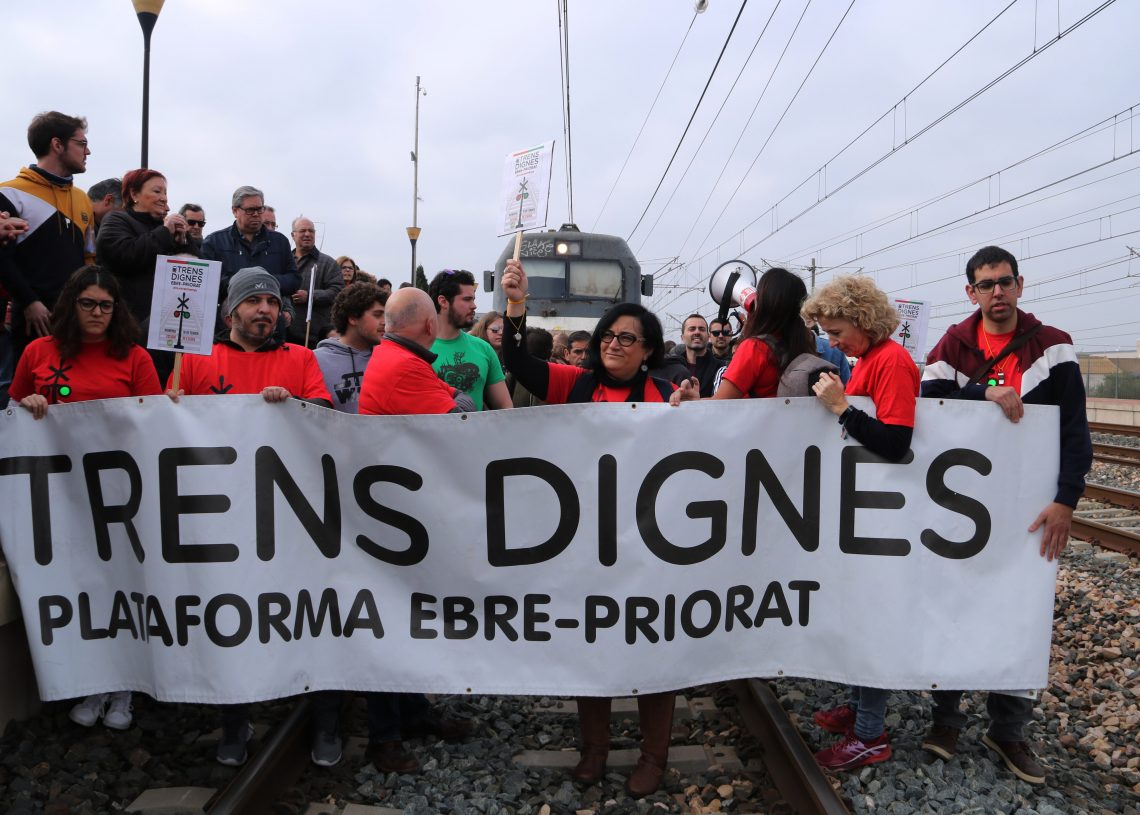 Trens Dignes es manifesta a l’Aldea mentre el govern tira pilotes fora per l’ATM