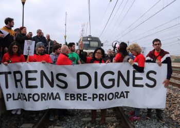 Trens Dignes es manifesta a l’Aldea mentre el govern tira pilotes fora per l’ATM