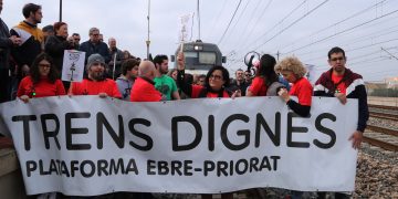 Trens Dignes es manifesta a l’Aldea mentre el govern tira pilotes fora per l’ATM