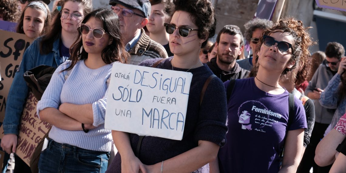 [#Fotogaleria] ‘Dones amunt’: les millors imatges de la manifestació del 8-M a Tortosa