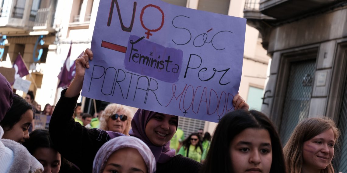 [#Fotogaleria] ‘Dones amunt’: les millors imatges de la manifestació del 8-M a Tortosa