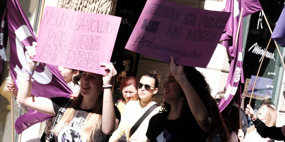 [#Fotogaleria] ‘Dones amunt’: les millors imatges de la manifestació del 8-M a Tortosa