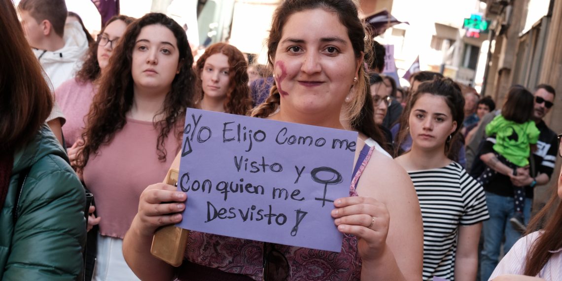 [#Fotogaleria] ‘Dones amunt’: les millors imatges de la manifestació del 8-M a Tortosa