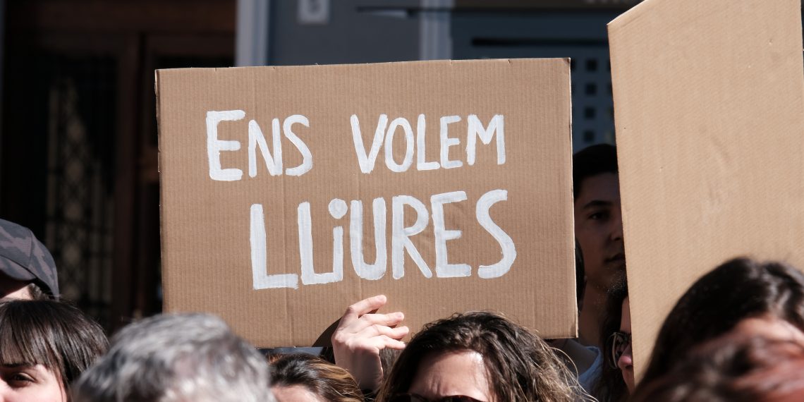 [#Fotogaleria] ‘Dones amunt’: les millors imatges de la manifestació del 8-M a Tortosa