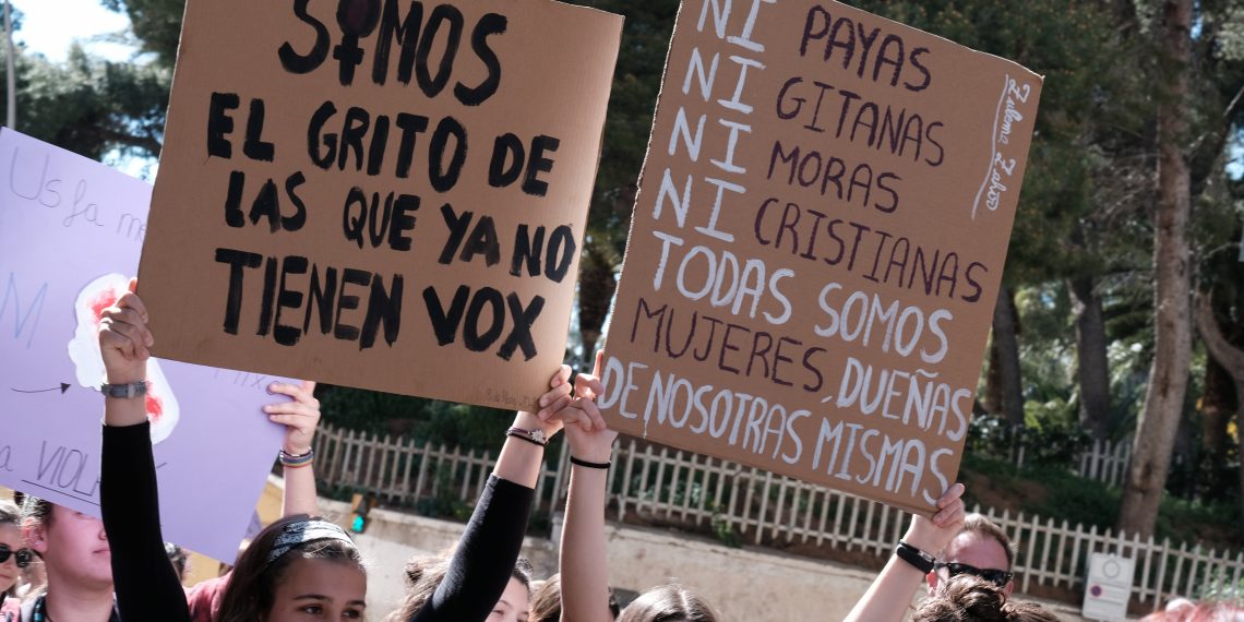 [#Fotogaleria] ‘Dones amunt’: les millors imatges de la manifestació del 8-M a Tortosa