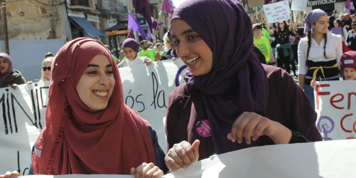 [#Fotogaleria] ‘Dones amunt’: les millors imatges de la manifestació del 8-M a Tortosa