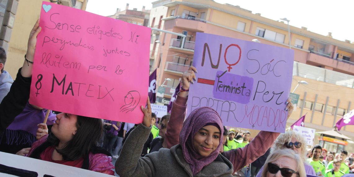 [#Fotogaleria] ‘Dones amunt’: les millors imatges de la manifestació del 8-M a Tortosa