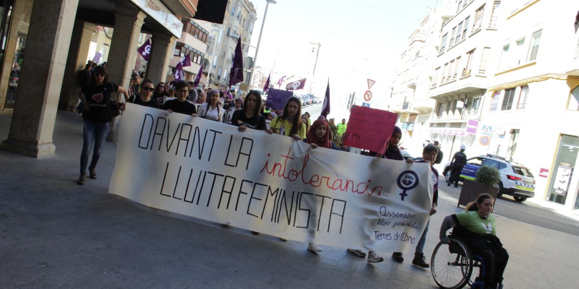 [#Fotogaleria] ‘Dones amunt’: les millors imatges de la manifestació del 8-M a Tortosa