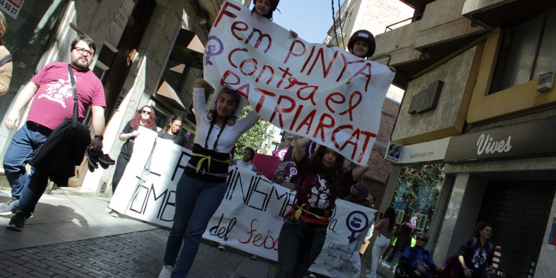 [#Fotogaleria] ‘Dones amunt’: les millors imatges de la manifestació del 8-M a Tortosa