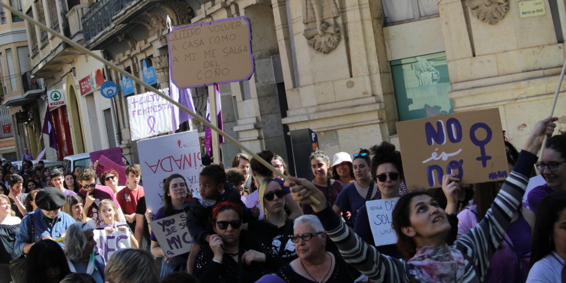 [#Fotogaleria] ‘Dones amunt’: les millors imatges de la manifestació del 8-M a Tortosa