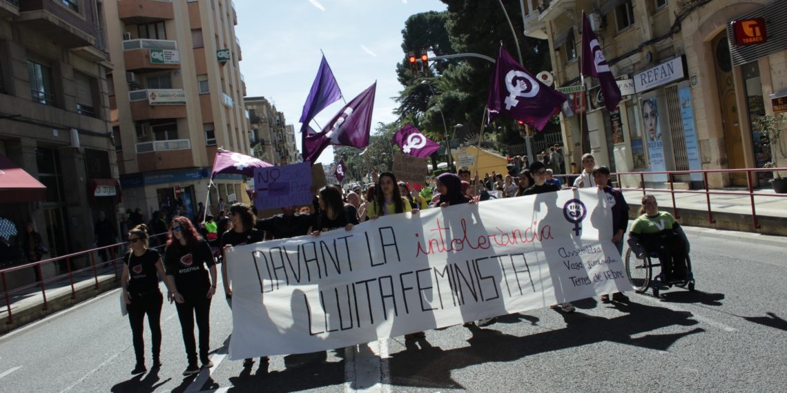 [#Fotogaleria] ‘Dones amunt’: les millors imatges de la manifestació del 8-M a Tortosa