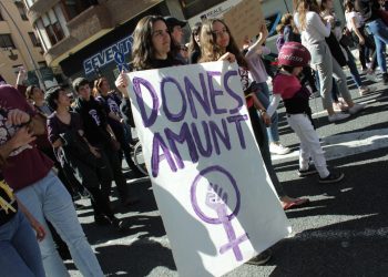 [#Fotogaleria] ‘Dones amunt’: les millors imatges de la manifestació del 8-M a Tortosa