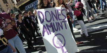 [#Fotogaleria] ‘Dones amunt’: les millors imatges de la manifestació del 8-M a Tortosa