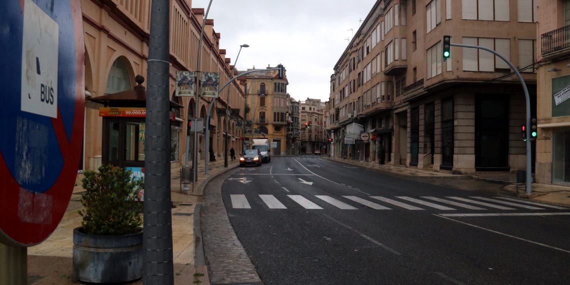 [#Fotogaleria] L’Ebre compleix el confinament amb gent al carrer només per comprar