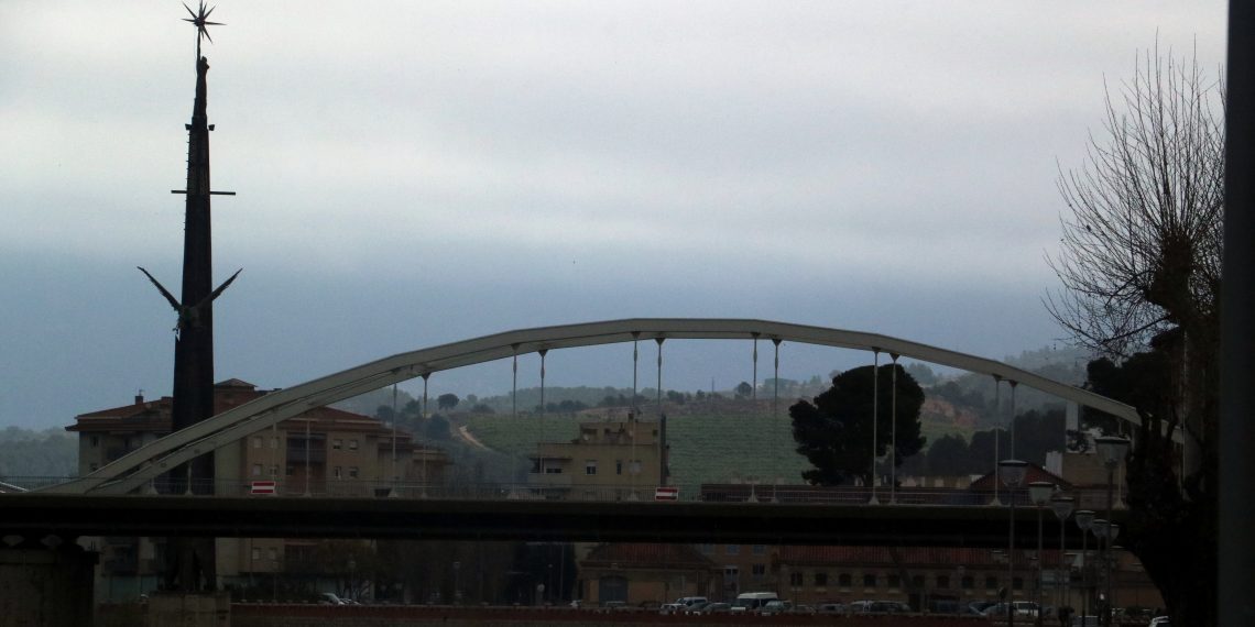 [#Fotogaleria] L’Ebre compleix el confinament amb gent al carrer només per comprar