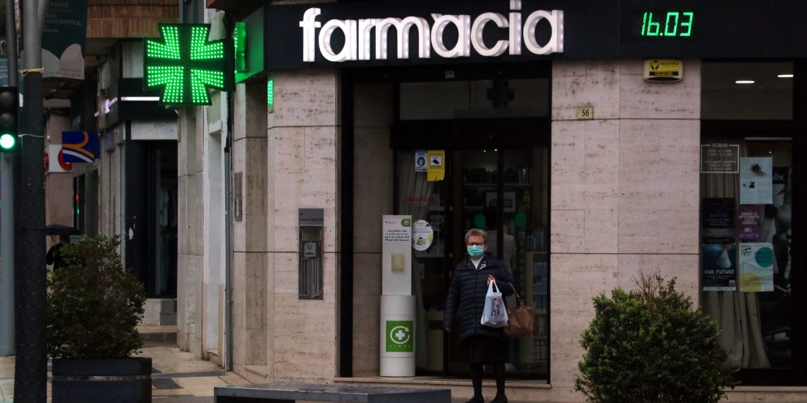 [#Fotogaleria] L’Ebre compleix el confinament amb gent al carrer només per comprar