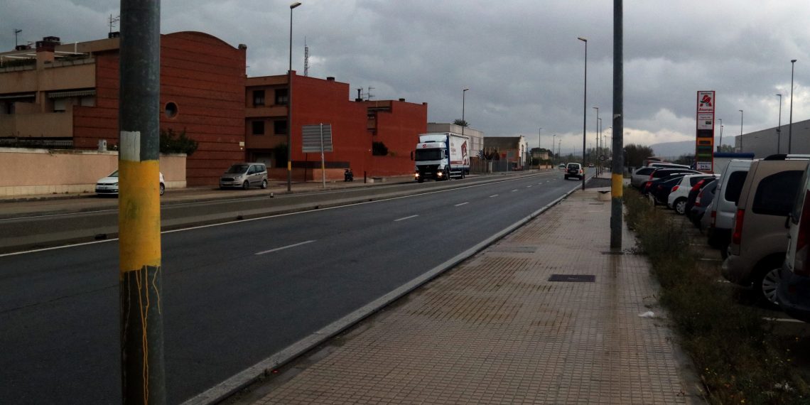 [#Fotogaleria] L’Ebre compleix el confinament amb gent al carrer només per comprar