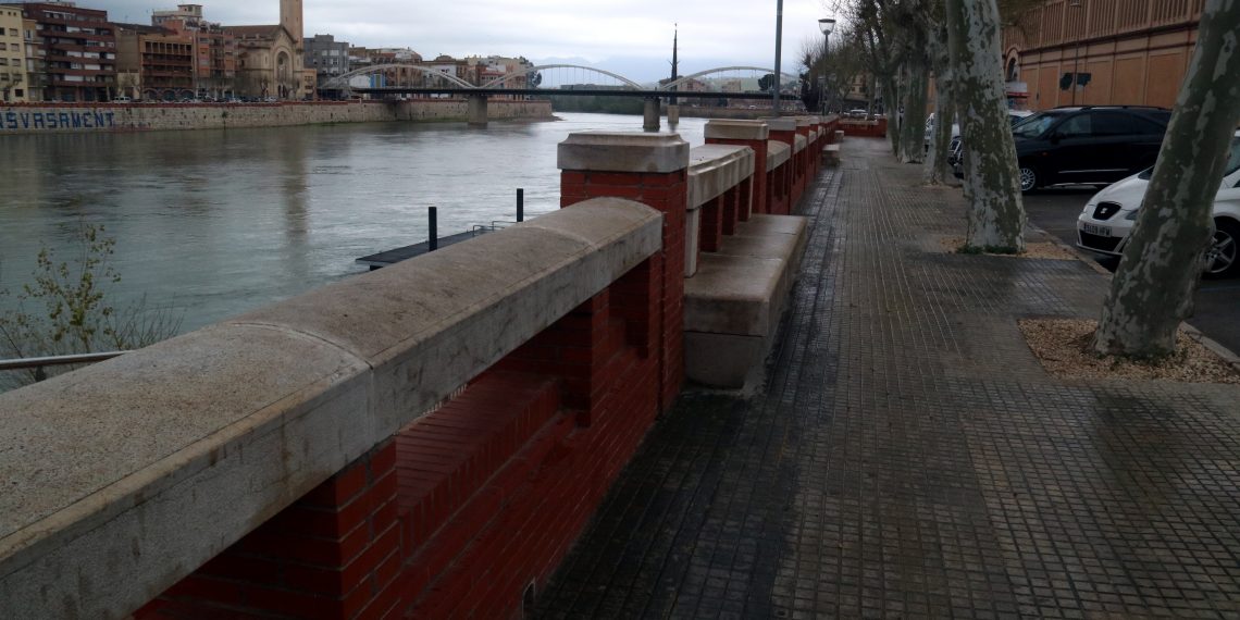 [#Fotogaleria] L’Ebre compleix el confinament amb gent al carrer només per comprar