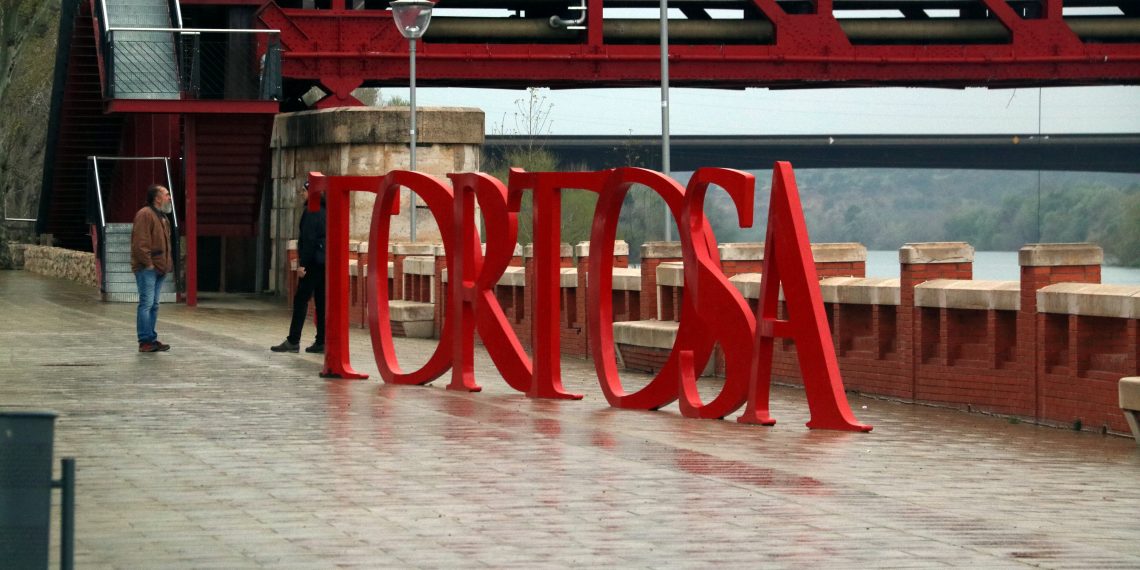 [#Fotogaleria] L’Ebre compleix el confinament amb gent al carrer només per comprar