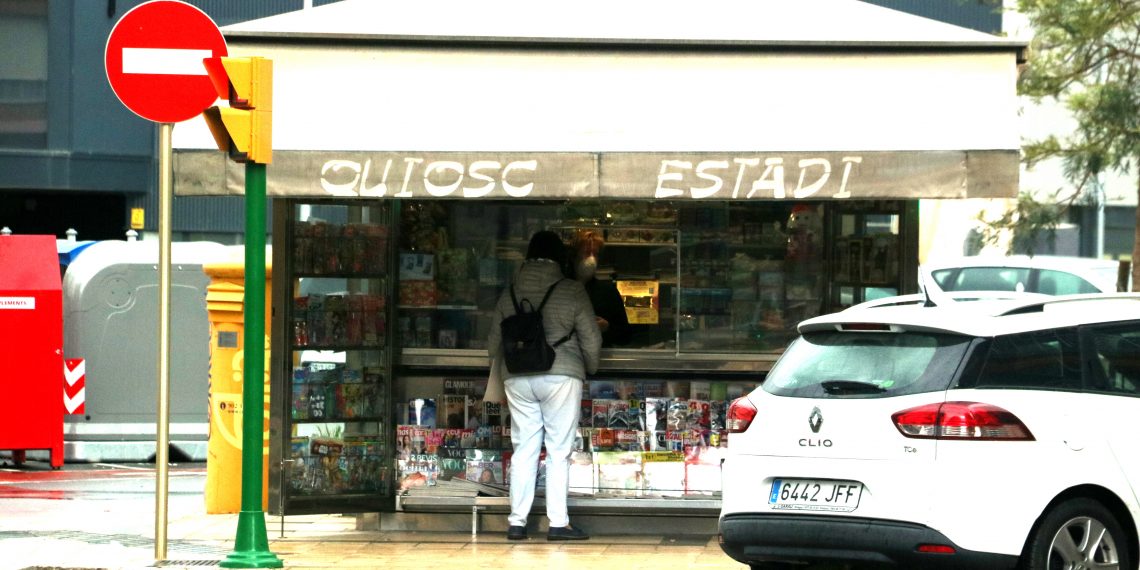 [#Fotogaleria] L’Ebre compleix el confinament amb gent al carrer només per comprar