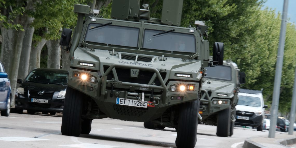 [#Fotogaleria] L’exèrcit espanyol desinfecta la comissaria de la Policía Nacional a Tortosa