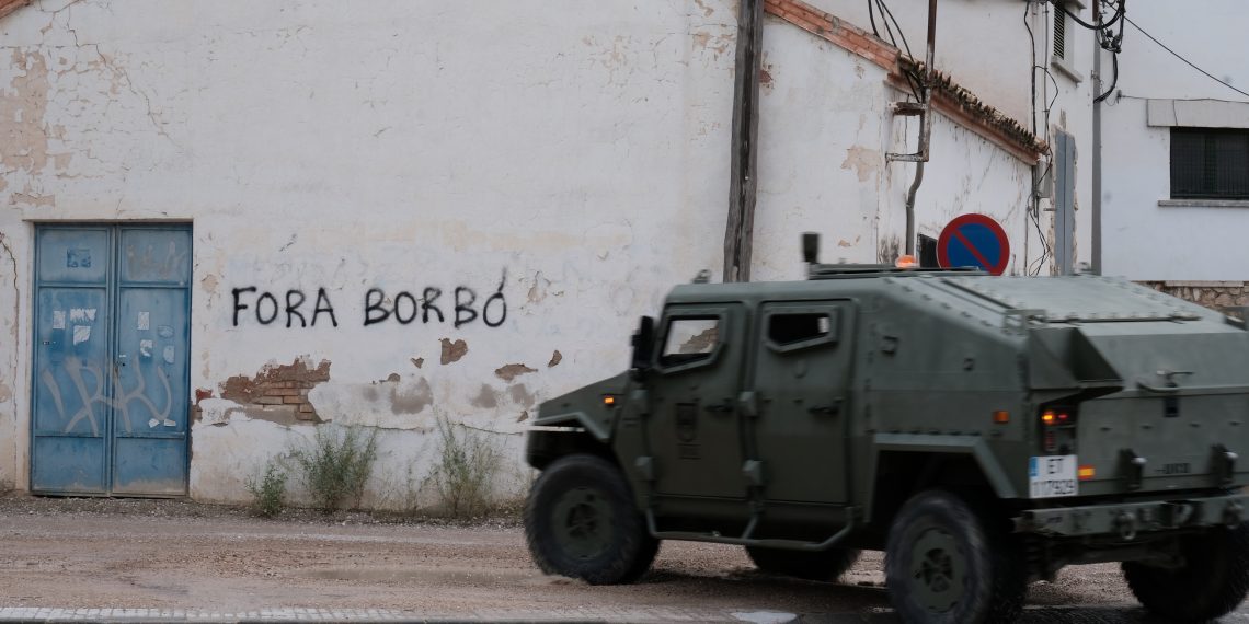 [#Fotogaleria] L’exèrcit espanyol desinfecta la comissaria de la Policía Nacional a Tortosa
