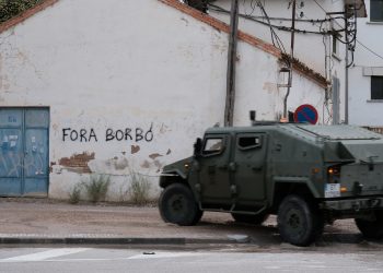 [#Fotogaleria] L’exèrcit espanyol desinfecta la comissaria de la Policía Nacional a Tortosa