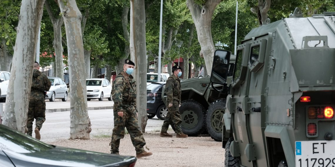 [#Fotogaleria] L’exèrcit espanyol desinfecta la comissaria de la Policía Nacional a Tortosa