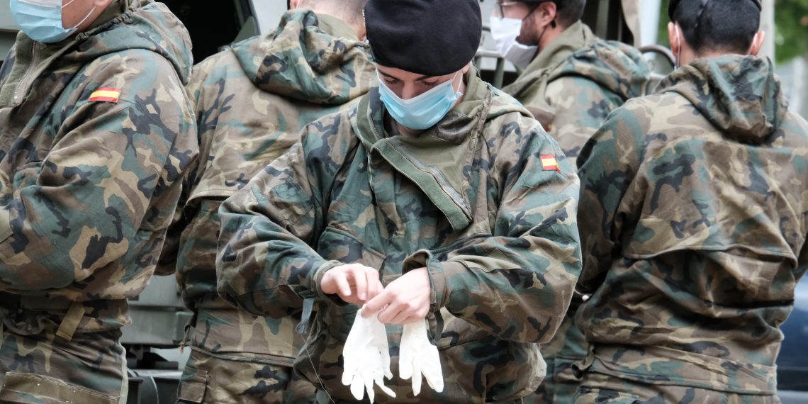 [#Fotogaleria] L’exèrcit espanyol desinfecta la comissaria de la Policía Nacional a Tortosa