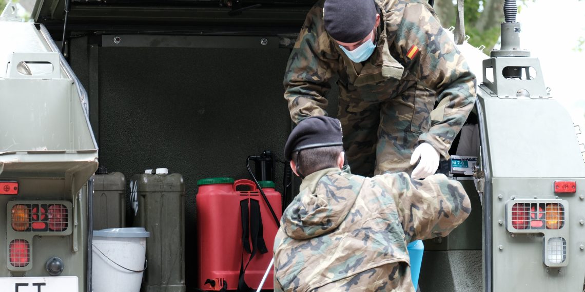[#Fotogaleria] L’exèrcit espanyol desinfecta la comissaria de la Policía Nacional a Tortosa