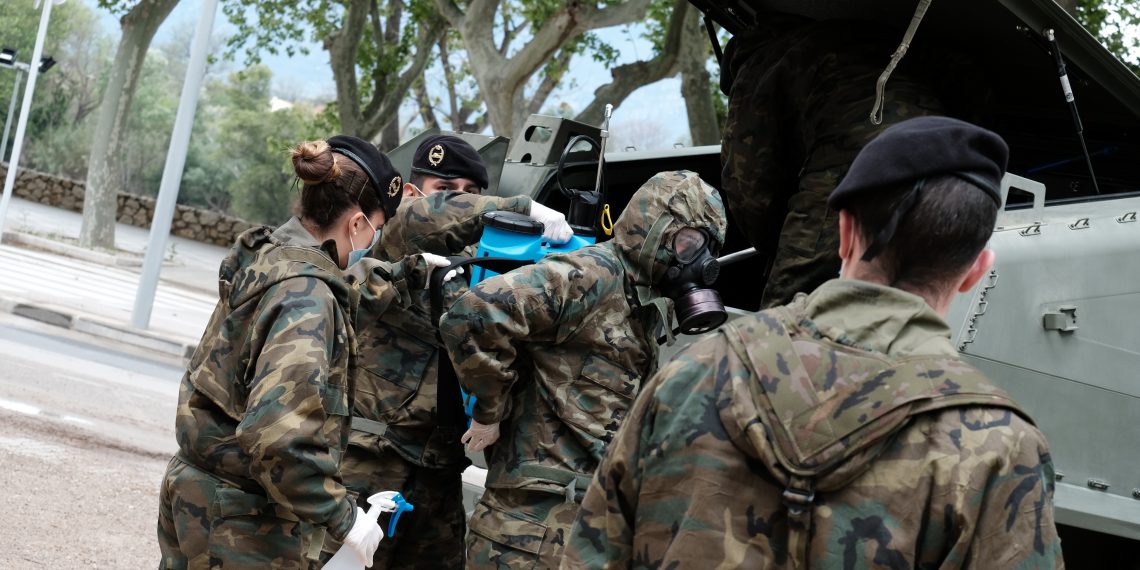 [#Fotogaleria] L’exèrcit espanyol desinfecta la comissaria de la Policía Nacional a Tortosa