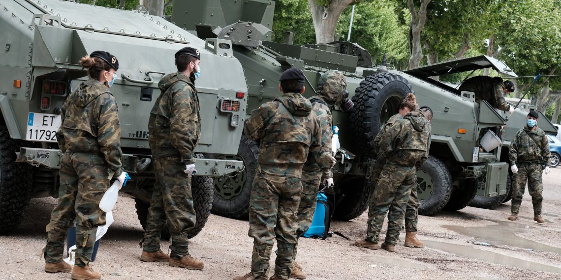 [#Fotogaleria] L’exèrcit espanyol desinfecta la comissaria de la Policía Nacional a Tortosa