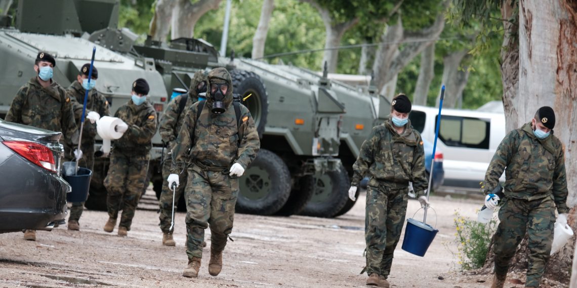 [#Fotogaleria] L’exèrcit espanyol desinfecta la comissaria de la Policía Nacional a Tortosa