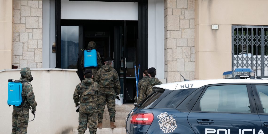 [#Fotogaleria] L’exèrcit espanyol desinfecta la comissaria de la Policía Nacional a Tortosa