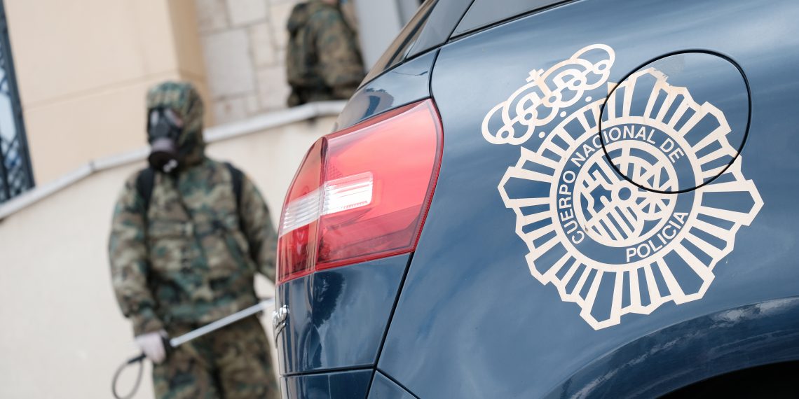 [#Fotogaleria] L’exèrcit espanyol desinfecta la comissaria de la Policía Nacional a Tortosa