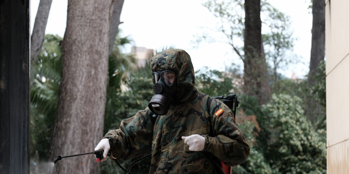 [#Fotogaleria] L’exèrcit espanyol desinfecta la comissaria de la Policía Nacional a Tortosa