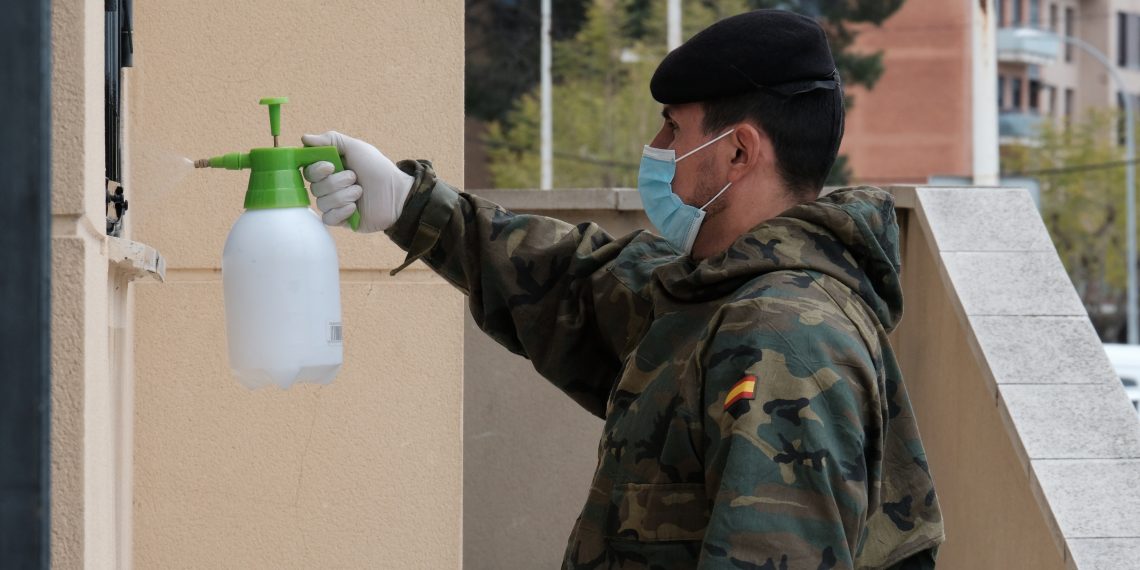 [#Fotogaleria] L’exèrcit espanyol desinfecta la comissaria de la Policía Nacional a Tortosa