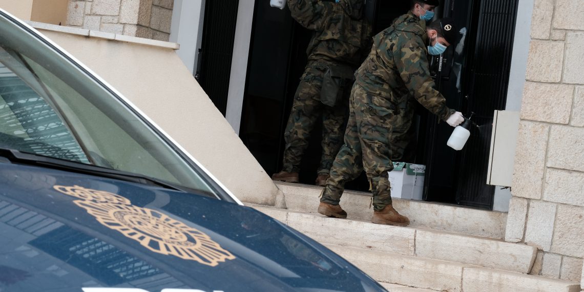 [#Fotogaleria] L’exèrcit espanyol desinfecta la comissaria de la Policía Nacional a Tortosa