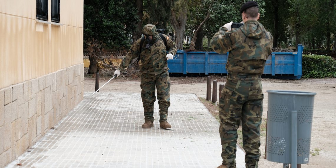 [#Fotogaleria] L’exèrcit espanyol desinfecta la comissaria de la Policía Nacional a Tortosa