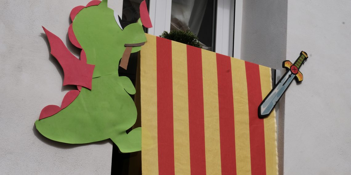 [#Fotogaleria] Un Sant Jordi confinat, des dels balcons de la Ràpita